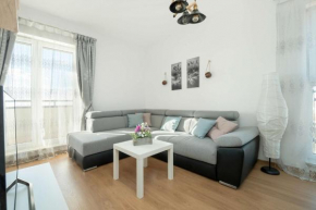 Exceptional 3-bedroom Apartment by Noclegi Renters